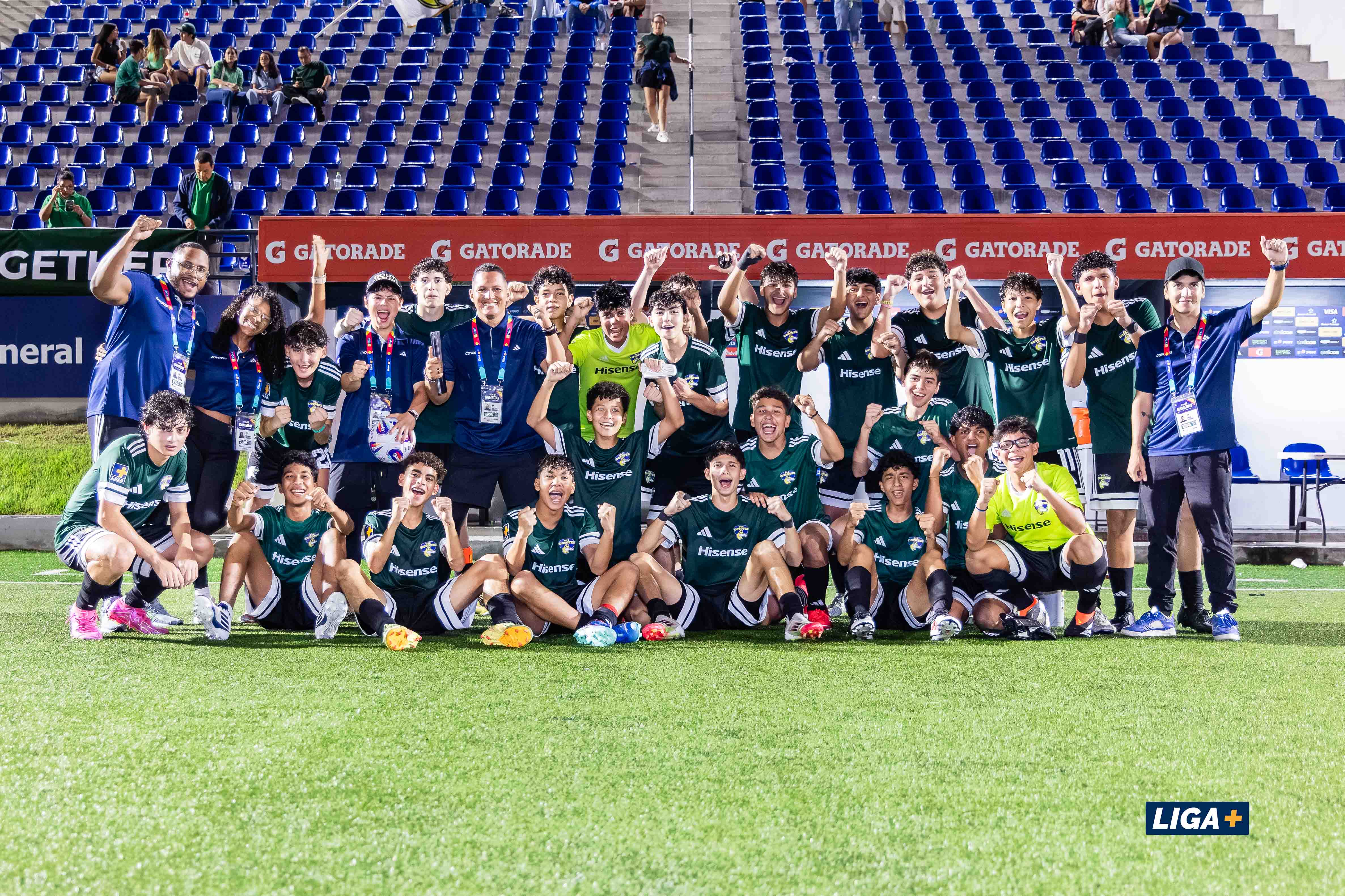 Equipo celebrando en el estadio